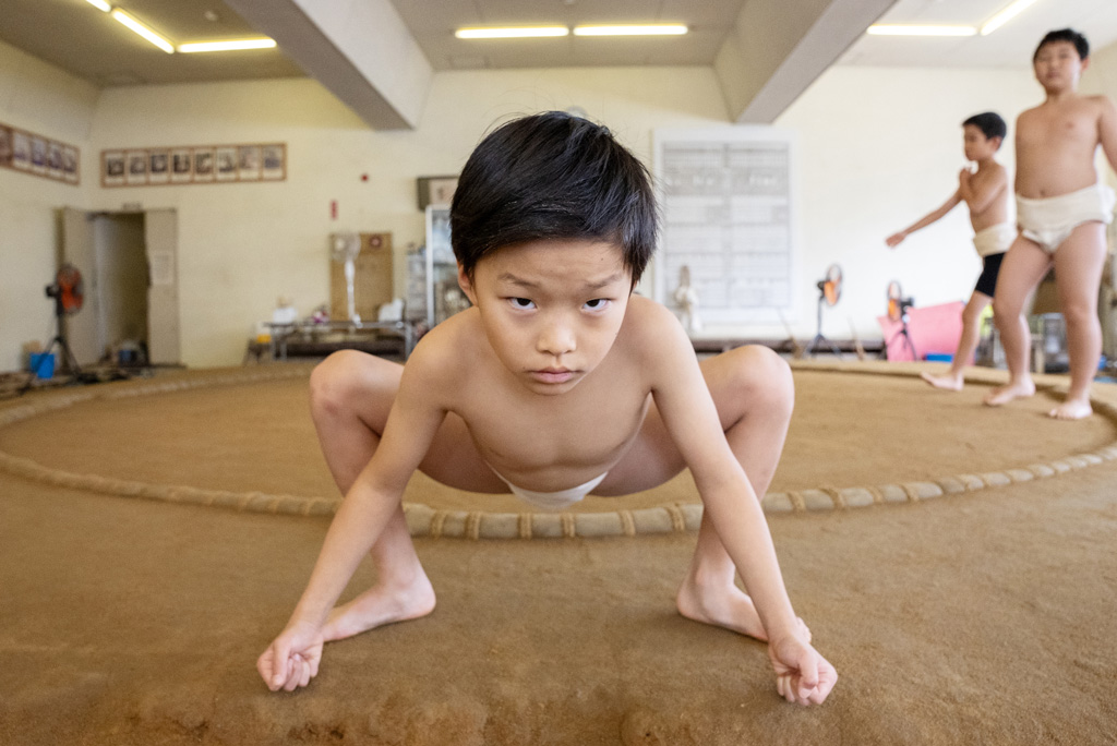 カメラに向かって仕切りをとる晴仁くん