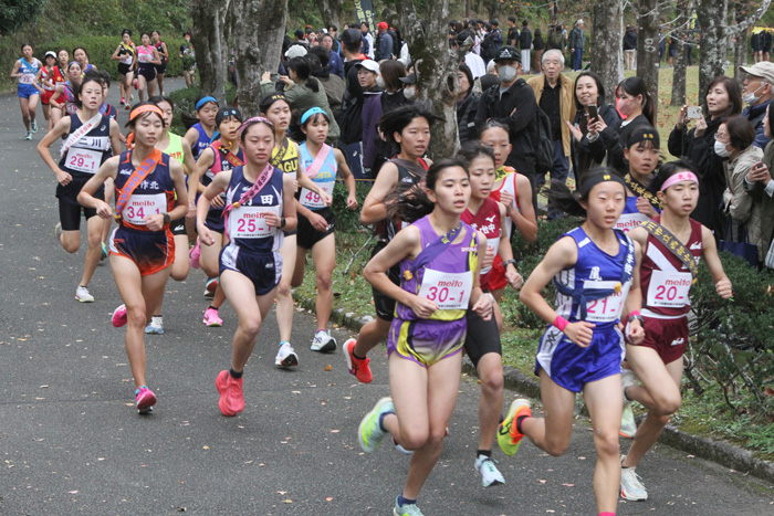 レースの流れを決める女子第1区の様子