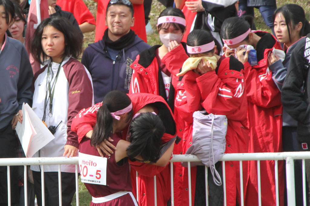 涙が止まらない豊川西部の選手たち