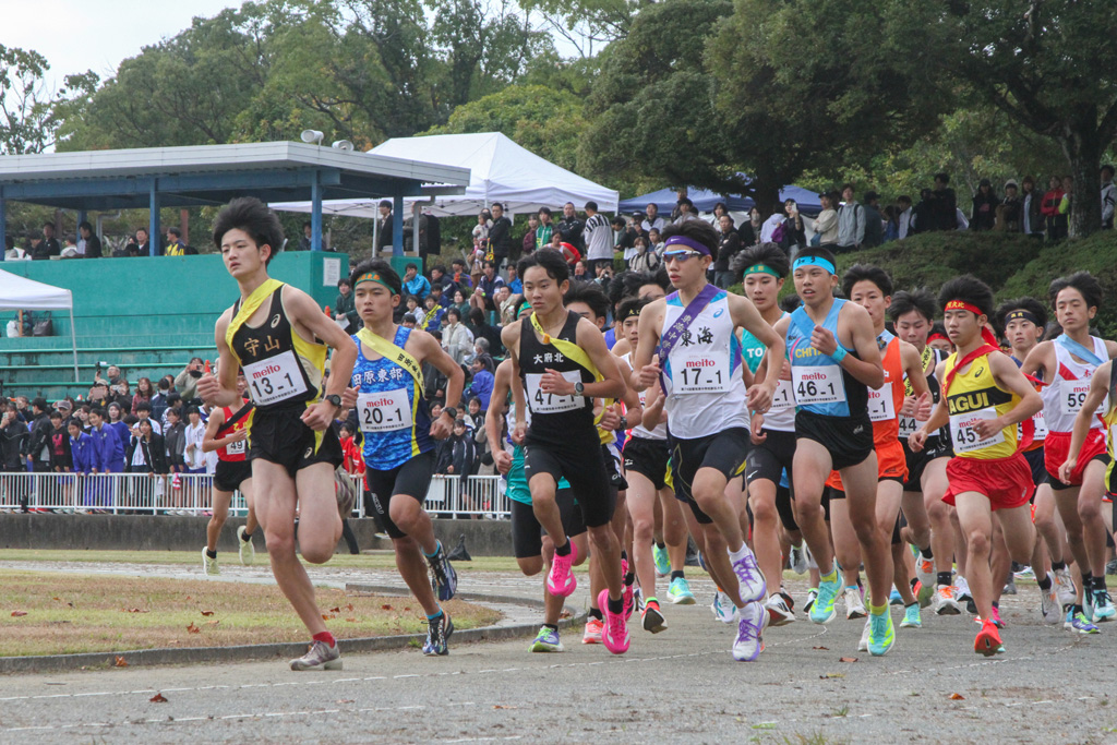 勢いよくスタートする男子1区の選手たち