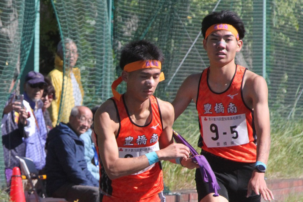 前走者を追撃。たすきは5区山口君から6区日比野君へ