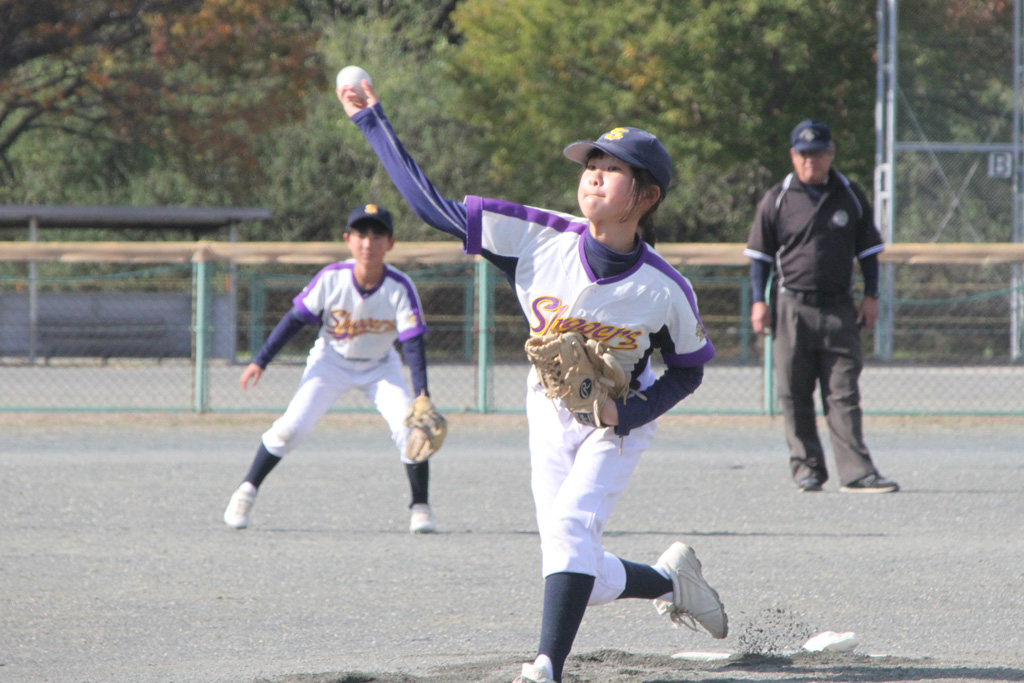 4回から登板した花田・伊東日菜子投手