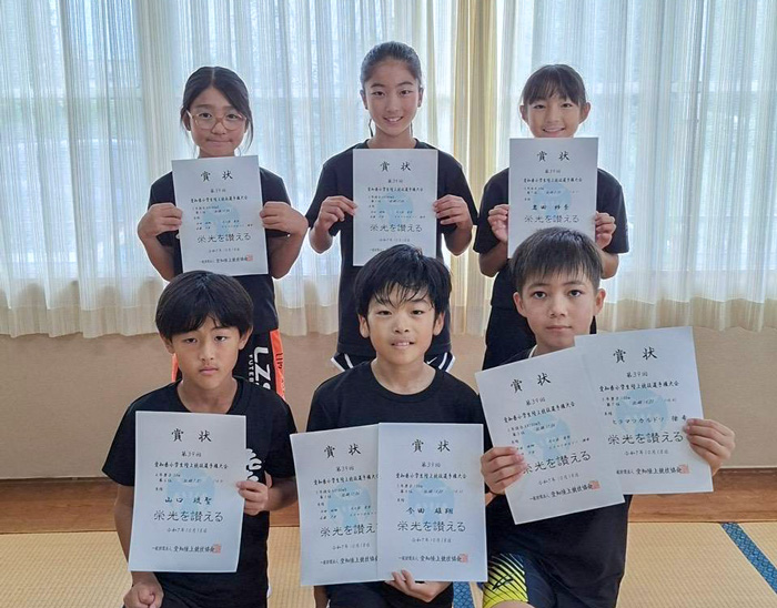 個人種目及び４×１００㍍リレーで入賞した皆さん。前列左から山口君、今田君、ヒラマツ君。後列左から大久保さん、近藤さん、岩田さん