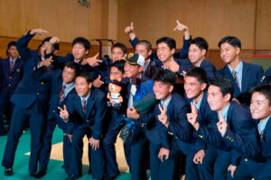 野球部の仲間に祝福される松井捕手(中央)