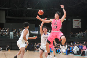 厳しいディフェンスで相手にシュートを打たせない前田晴舞