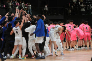 喜びを爆発させる中部大第一の横で肩を落とす桜丘の選手