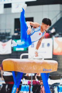 8月の全日本ジュニア選手権で躍動感あふれるあん馬演技を披露する黒田君（家族提供）