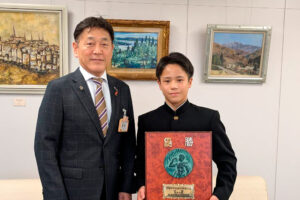 原田教育長に東海優勝の盾を披露する黒田君