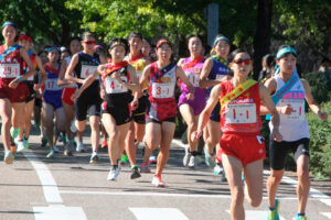 豊川の谷凪紗が先頭で女子1区のレースを引っ張る