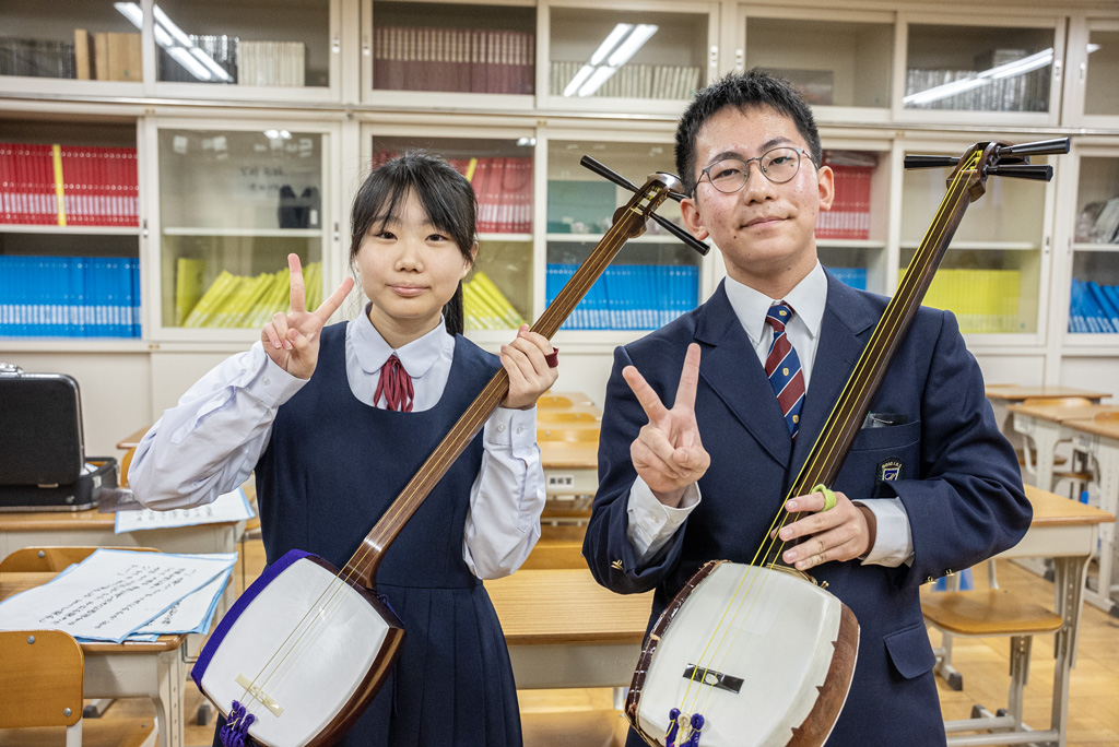 人形浄瑠璃部　三味線を持ってVサイン。