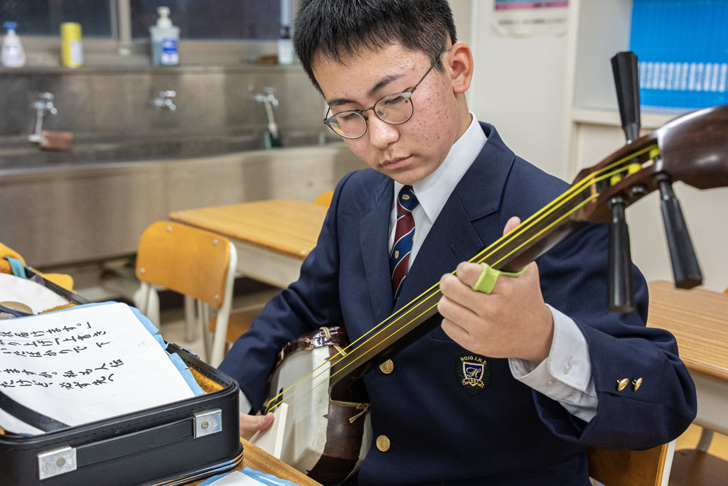 三味線を弾く、副部長の後藤理誓さん