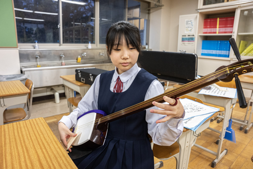 三味線を弾く、部長の深谷優海さん