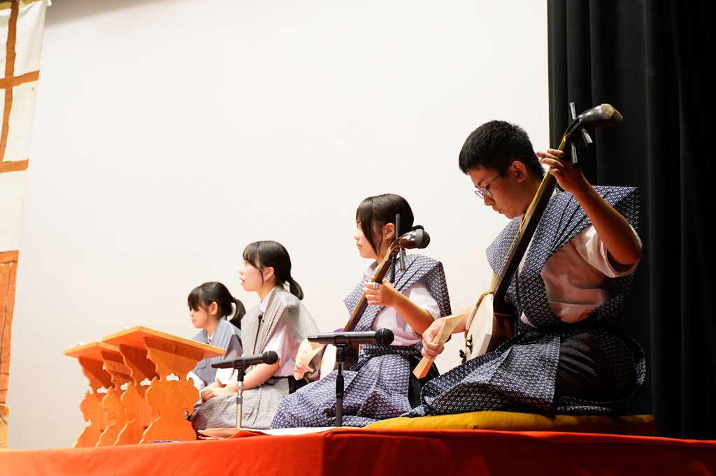 人形浄瑠璃部　発表会の様子　三味線を引く生徒が横に並んでいる