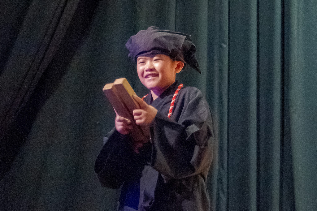 人形浄瑠璃部　発表会の様子　拍子木を打つ黒子の格好をした生徒