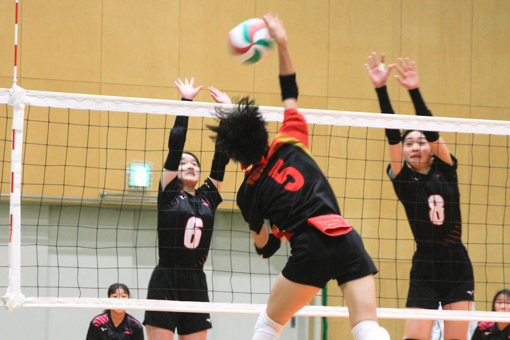 2枚ブロックでスパイクを止めるSelecan豊橋