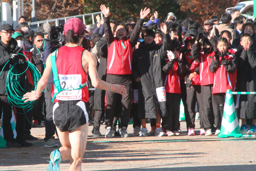 3位でフィニッシュし、仲間の出迎えを受ける山本さん