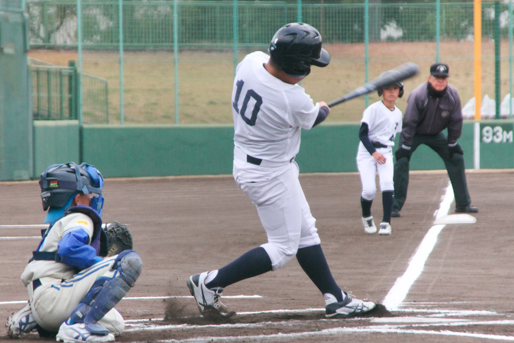 長距離打者として力強いバッティングを見せた老津Cの主将松井虹斗