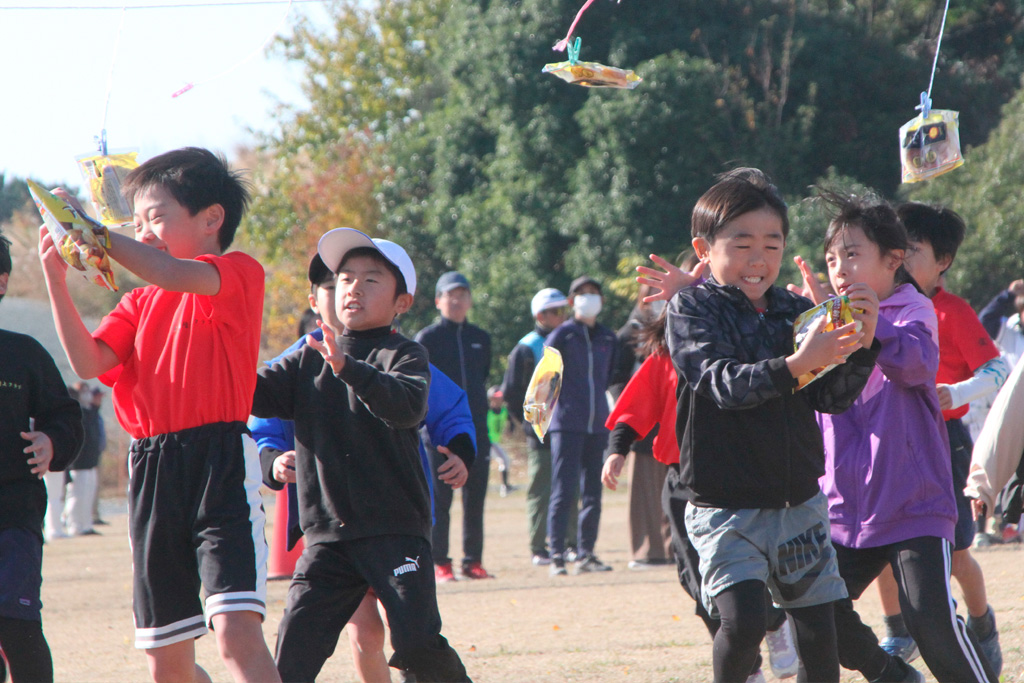 運動会イベントの「お菓子つかみ競争」