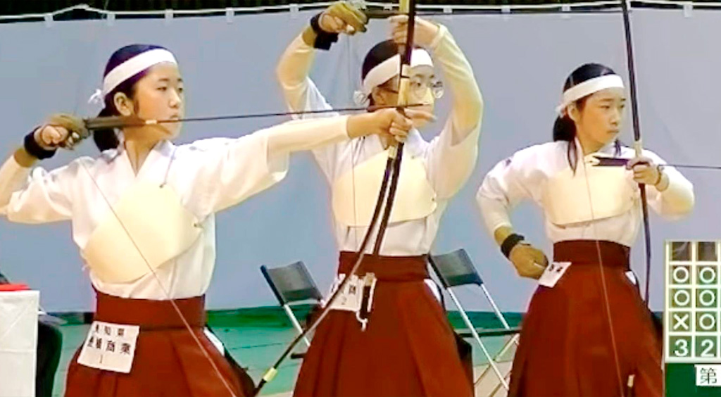 決勝で弓を引く豊橋商業の選手たち