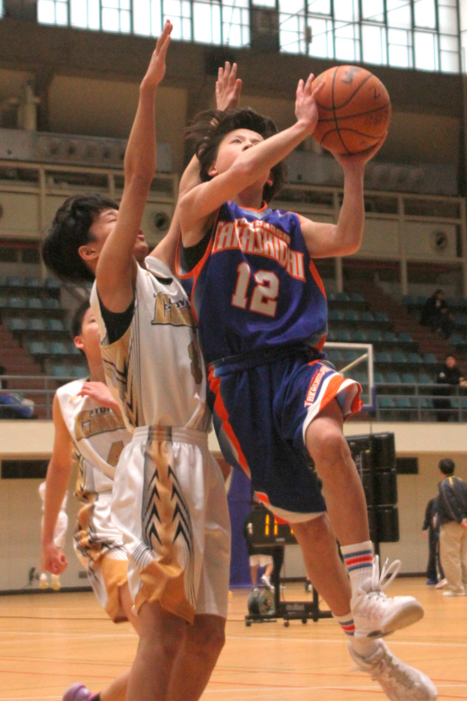 決勝でシュートを放つ高師台の選手＝いずれも蒲郡市民体育センターで