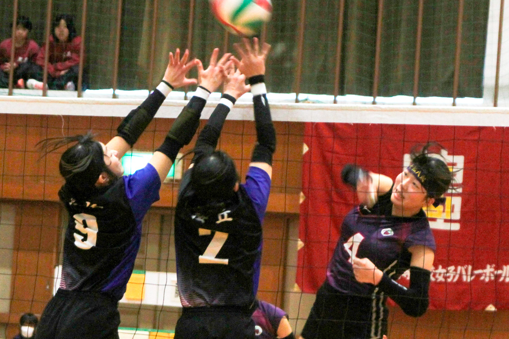 サイドから強打を叩き込む藤ノ花女子の米良早弥乃