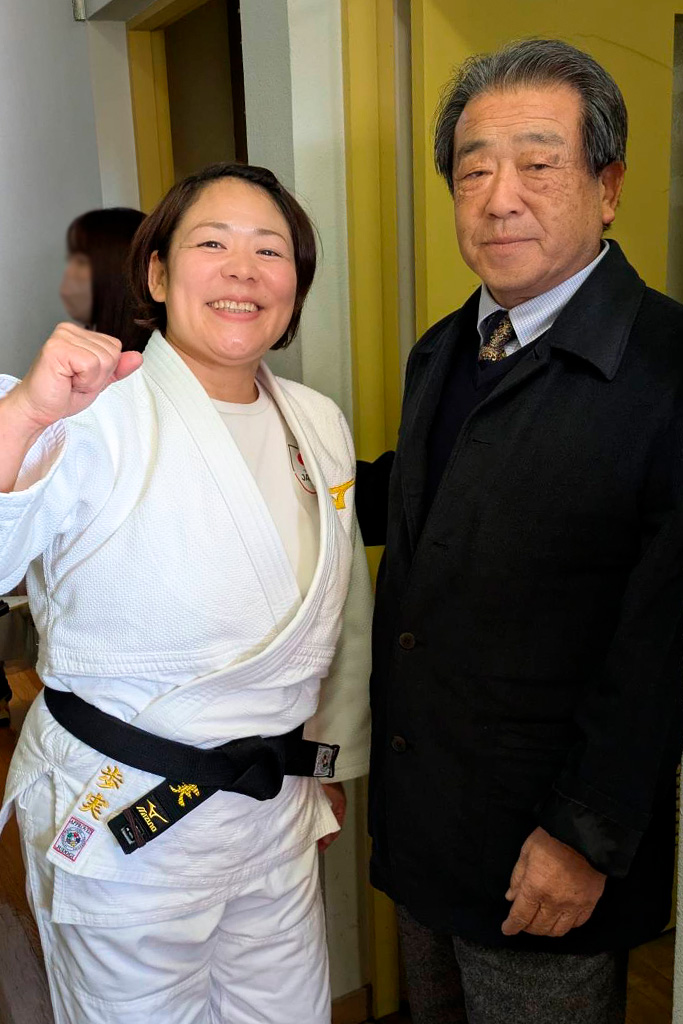 次世代選手に実技指導した谷本歩実さん(左)と桜丘高校時代の恩師・河合孝さん