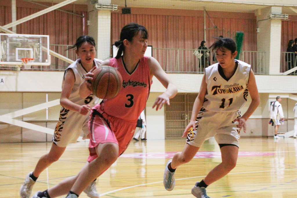 女子決勝リーグの豊川戦でゴール下に切り込む桜丘の選手