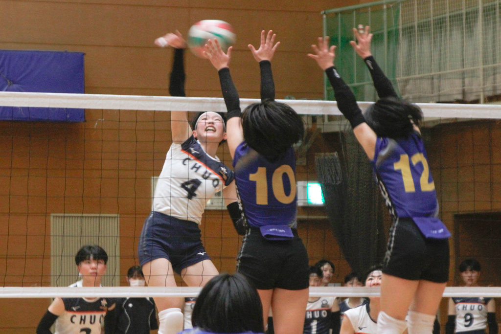 県新人戦決勝で角度のあるスパイクを決める白井さん