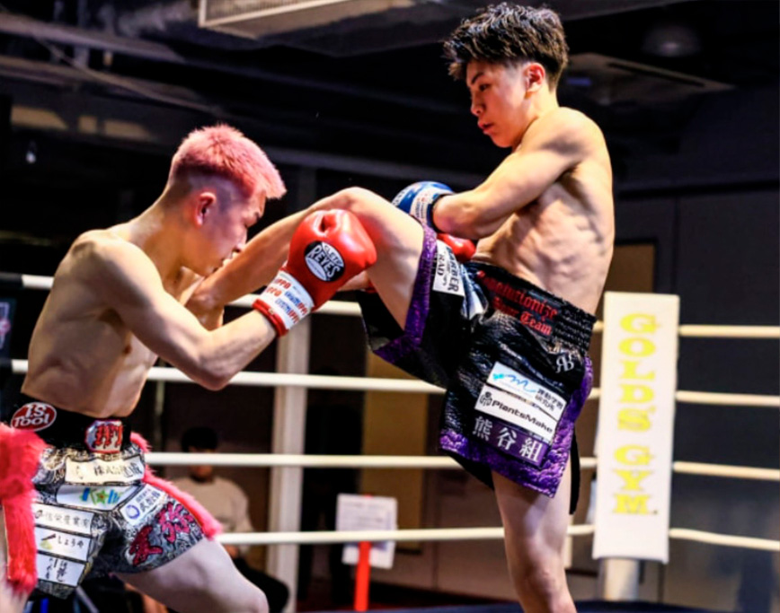 King of Ｒookie新人王決定戦。鋭いキックを打ち込む大久保さん