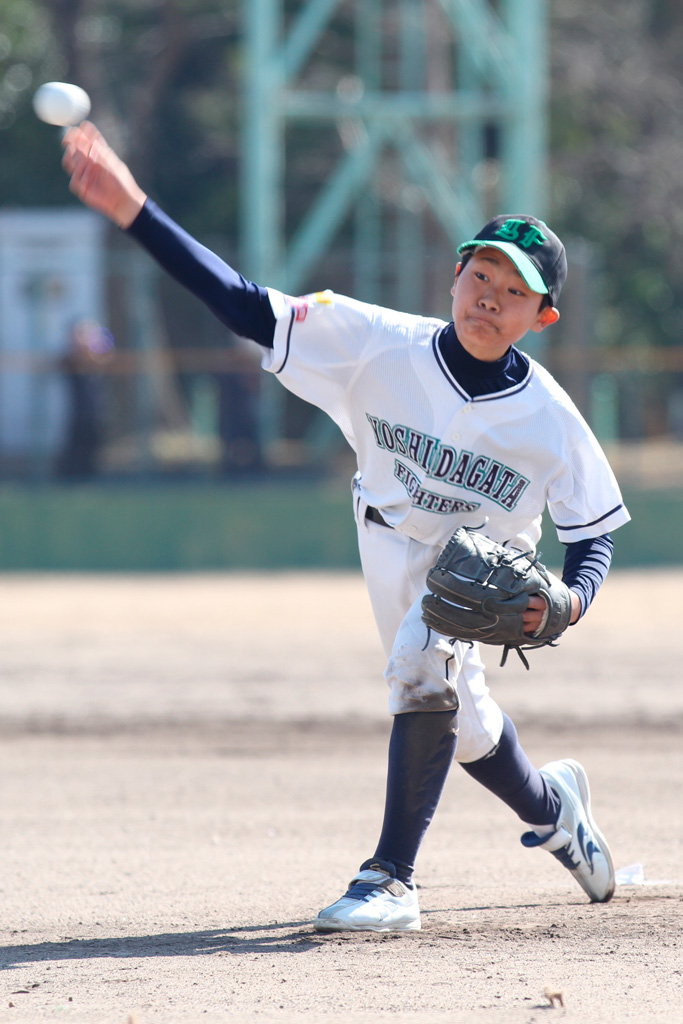 Aブロック決勝で投打に活躍した吉田方ファイターズの夏目羽凰＝東田球場で