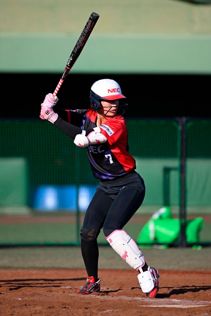 シュアなバッティングでチームをけん引。166cm。右投右打。