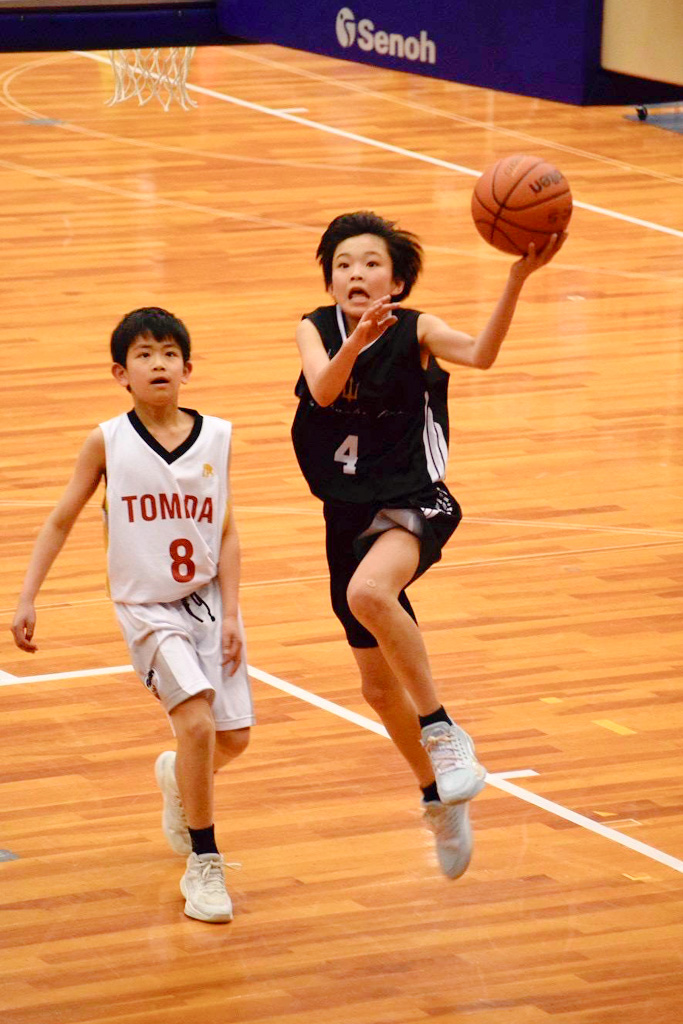 シュートを放つ主将の福田蒼君