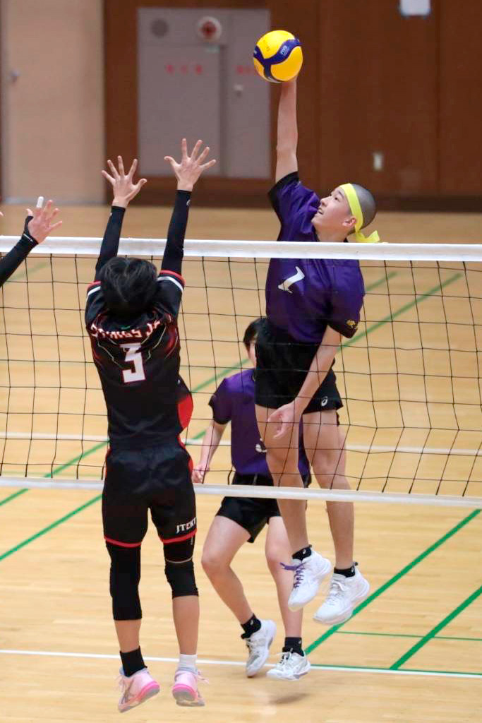 角度のある鋭いスパイクを放つ今田君