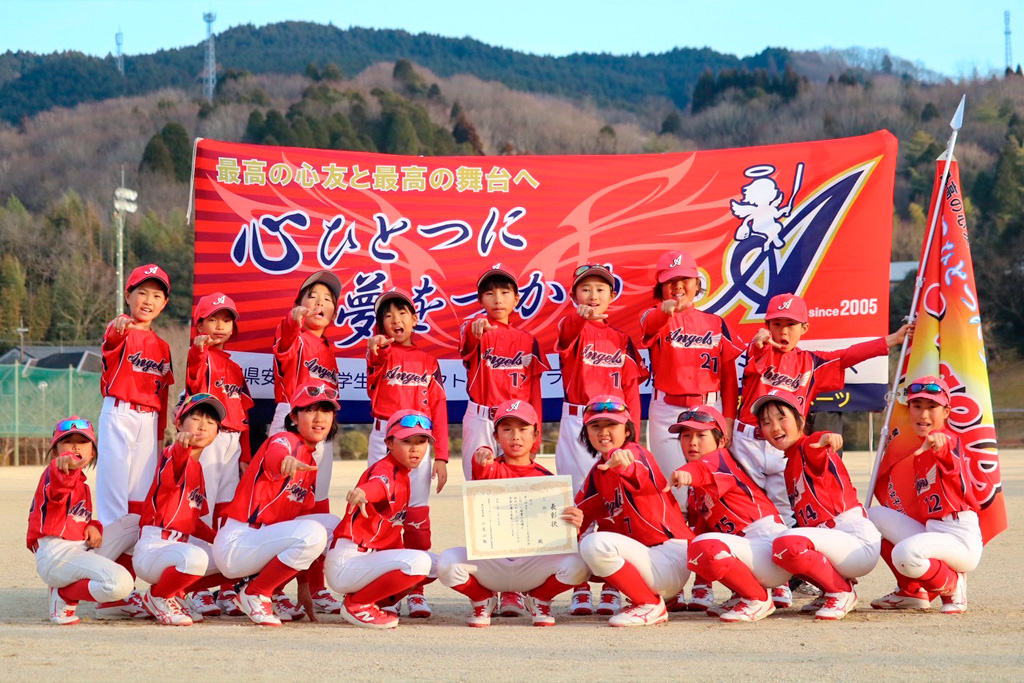 準優勝した安城エンジェルズのメンバーと（鈴木さんは前列中央）