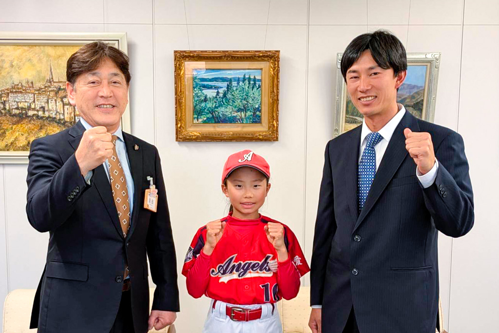 原田教育長（左）に全国大会出場を報告する鈴木さん。右は父親の章義さん