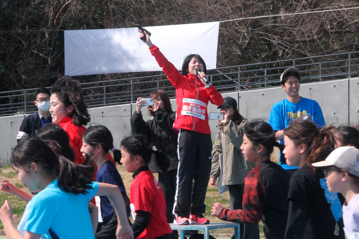 「楽しく走って素敵な思い出を」　名誉会長・鈴木選手 小学生にエール