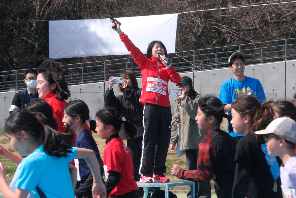 「楽しく走って素敵な思い出を」　名誉会長・鈴木選手 小学生にエール