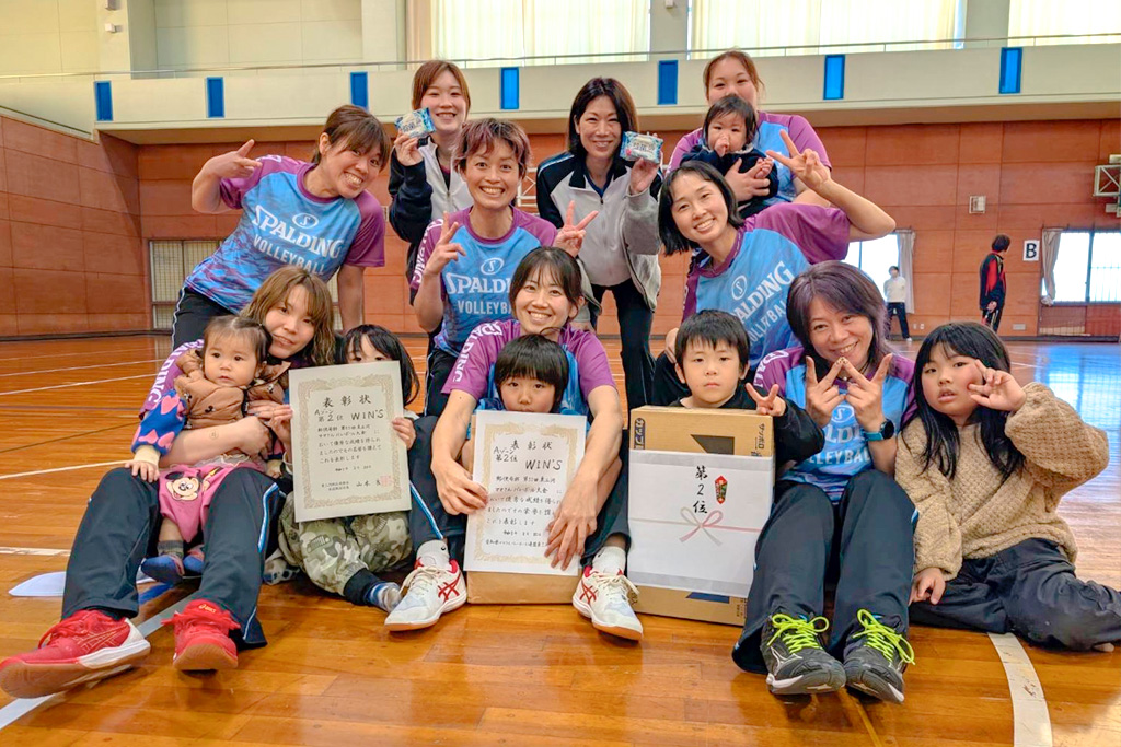 ママさん白熱ラリー　郵便局杯バレーボール