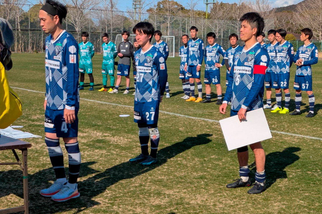 準優勝で表彰を受けるスライヴFC