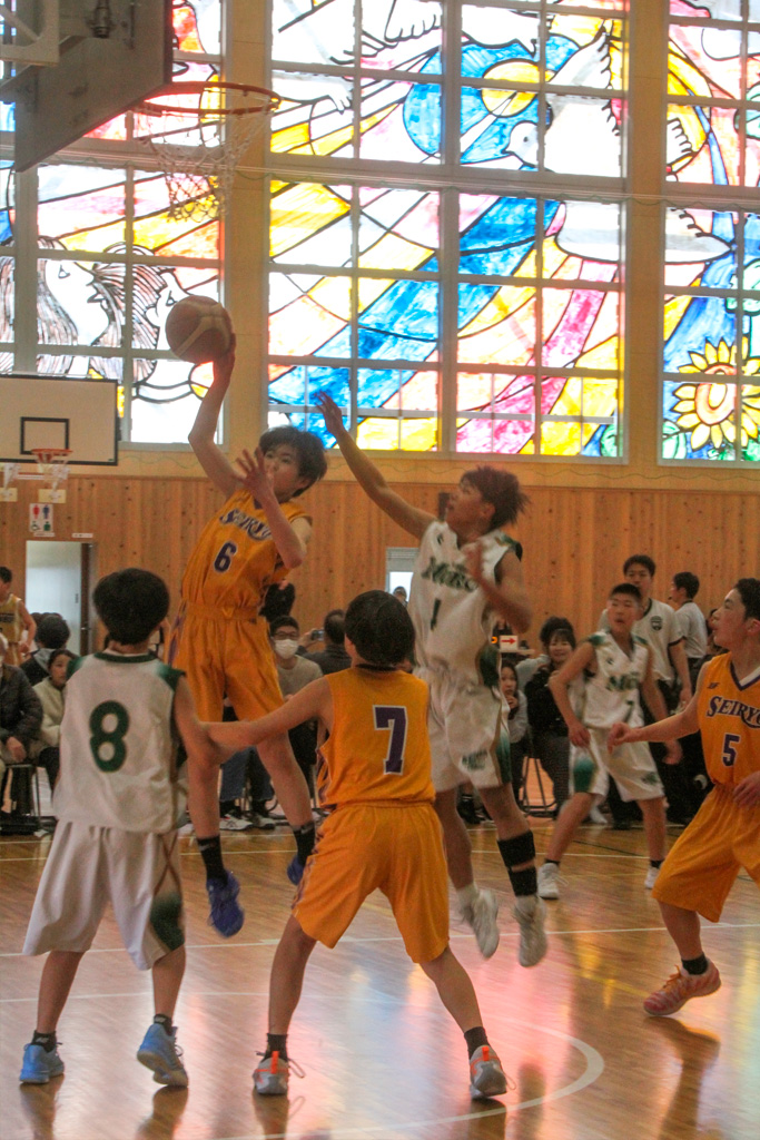 男子決勝「青陵ー牟呂」＝中部中体育館で