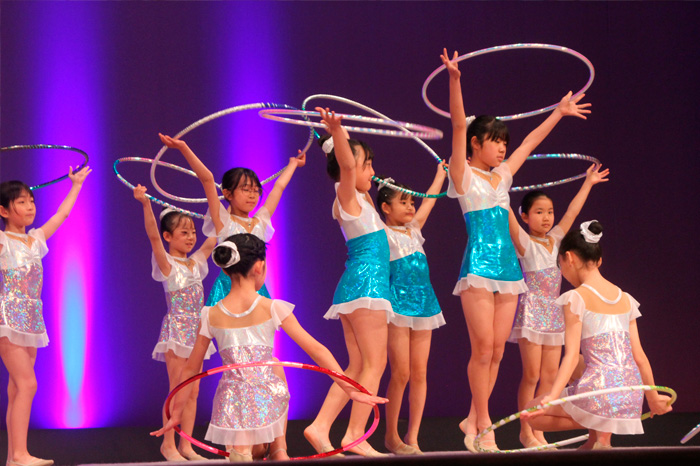 妖精たちがしなやかに舞う　リトルフェアリー 新体操発表会