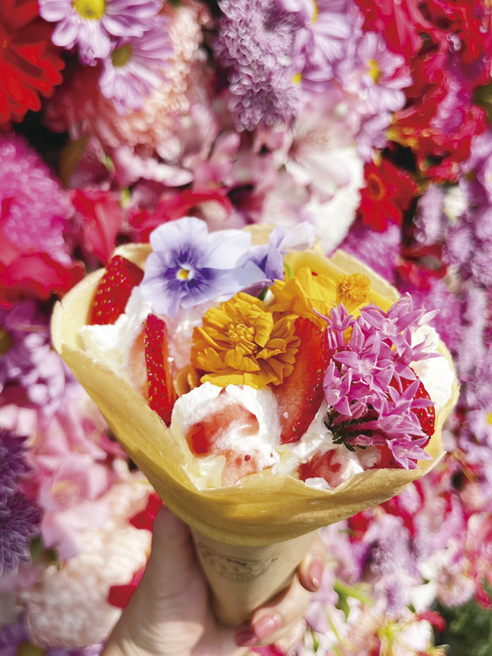 豊川市制施行80周年記念イベント出店時エディブルフラワーのクレープ。