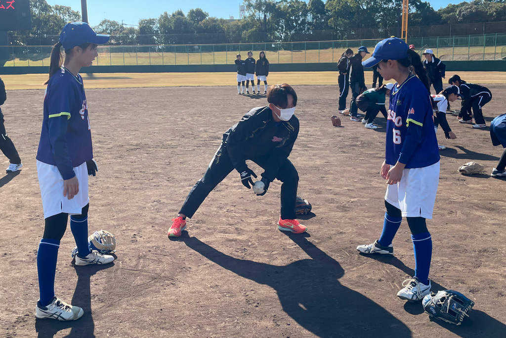 昨年12月に行われた東海理化ソフトボール部による小中学生対象の技術指導講習会