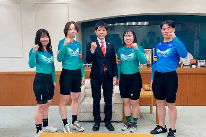 候補生から憧れのプロ選手へ　競輪新人4選手デビュー戦控え市長に報告