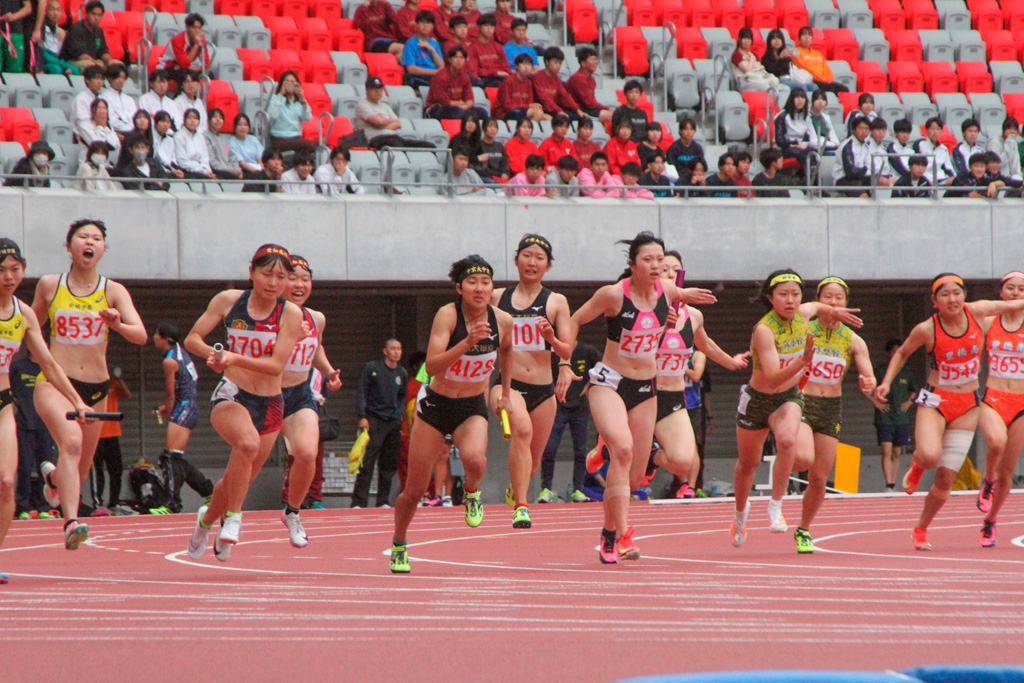女子4×100mR決勝。バトンは3走からアンカーへ