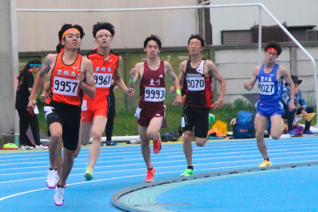 男子800m決勝。残り200mで仕掛ける豊橋南の山口獅恩
