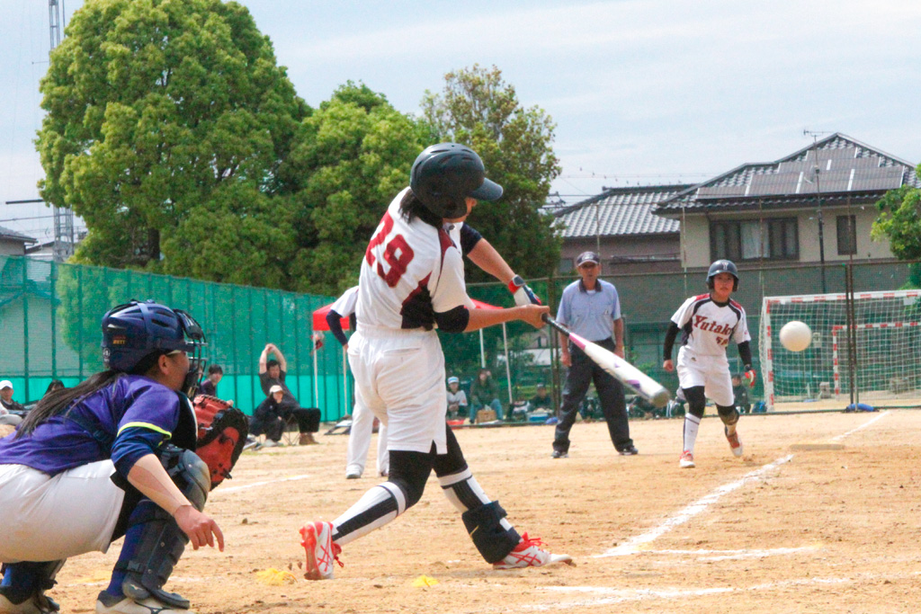 4回、先制の2点タイムリーを放つ豊丘の白井めぐる