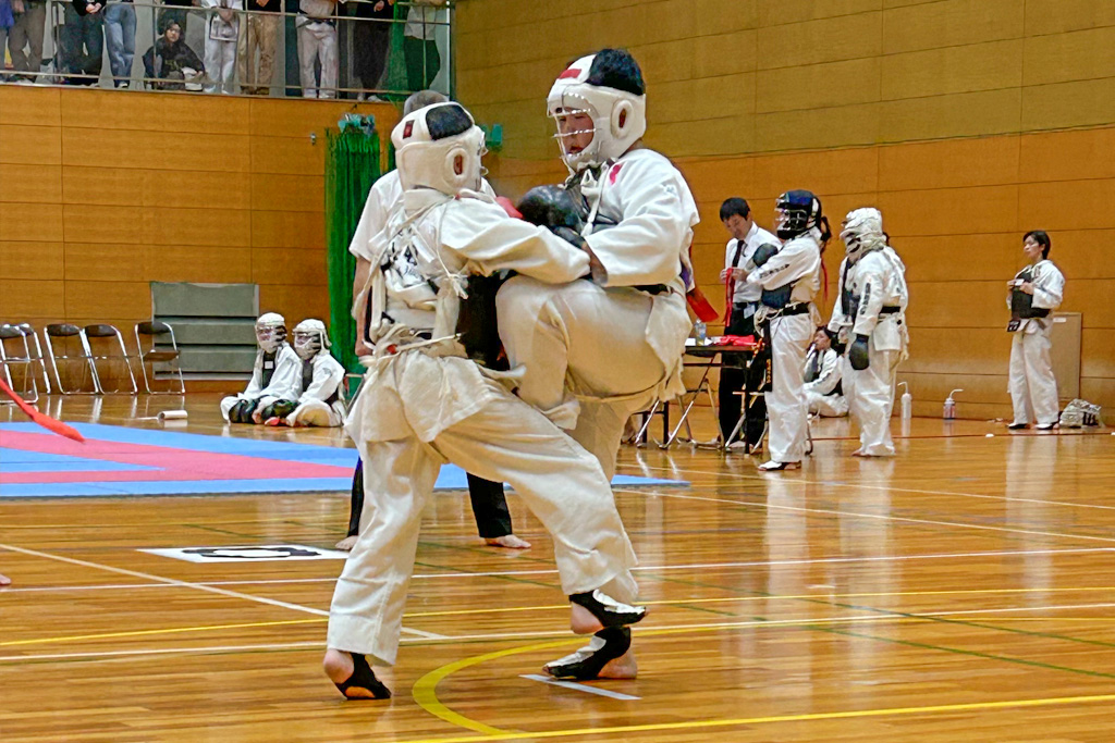 接近戦を繰り広げる小学生拳士