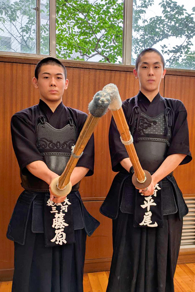 県総体で初優勝し、インターハイ出場を決めた愛産大三河男子団体。豊橋在住の藤原哲也君（左）が大将、平尾凛太君（右）が先鋒を務める