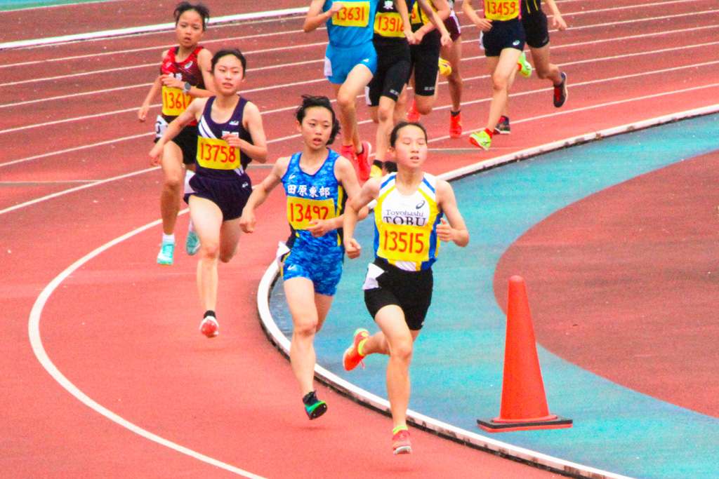 女子800mタイムレース第1組。先頭でレースを引っ張る福澤彩生